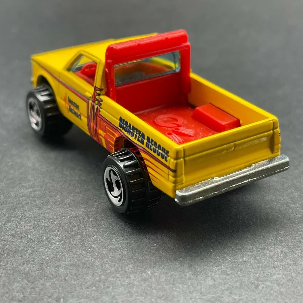 Hot Wheels Disaster Rescue Network Chevrolet Pickup‎ Truck Yellow Diecast 1/64